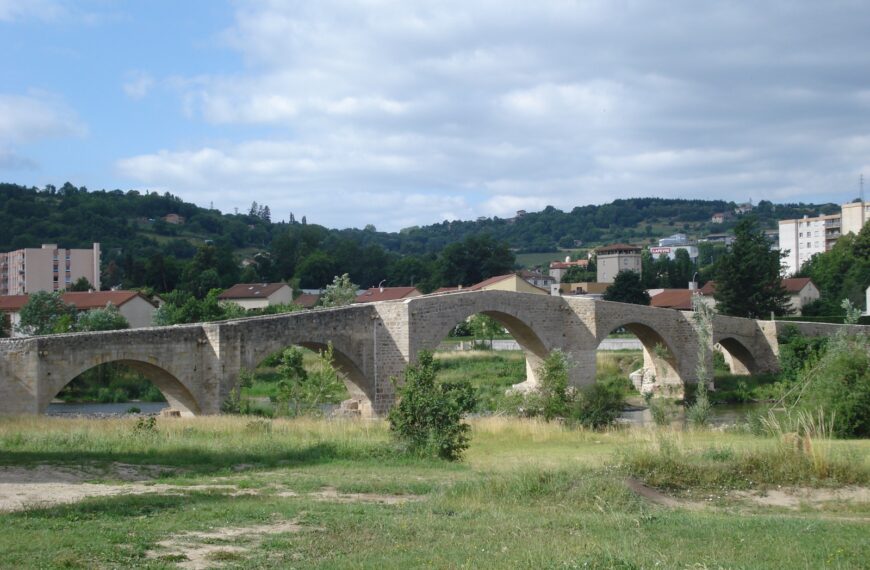 Brives-Charensac (Haute-Loire, Fr), vieux pont sur la Loire